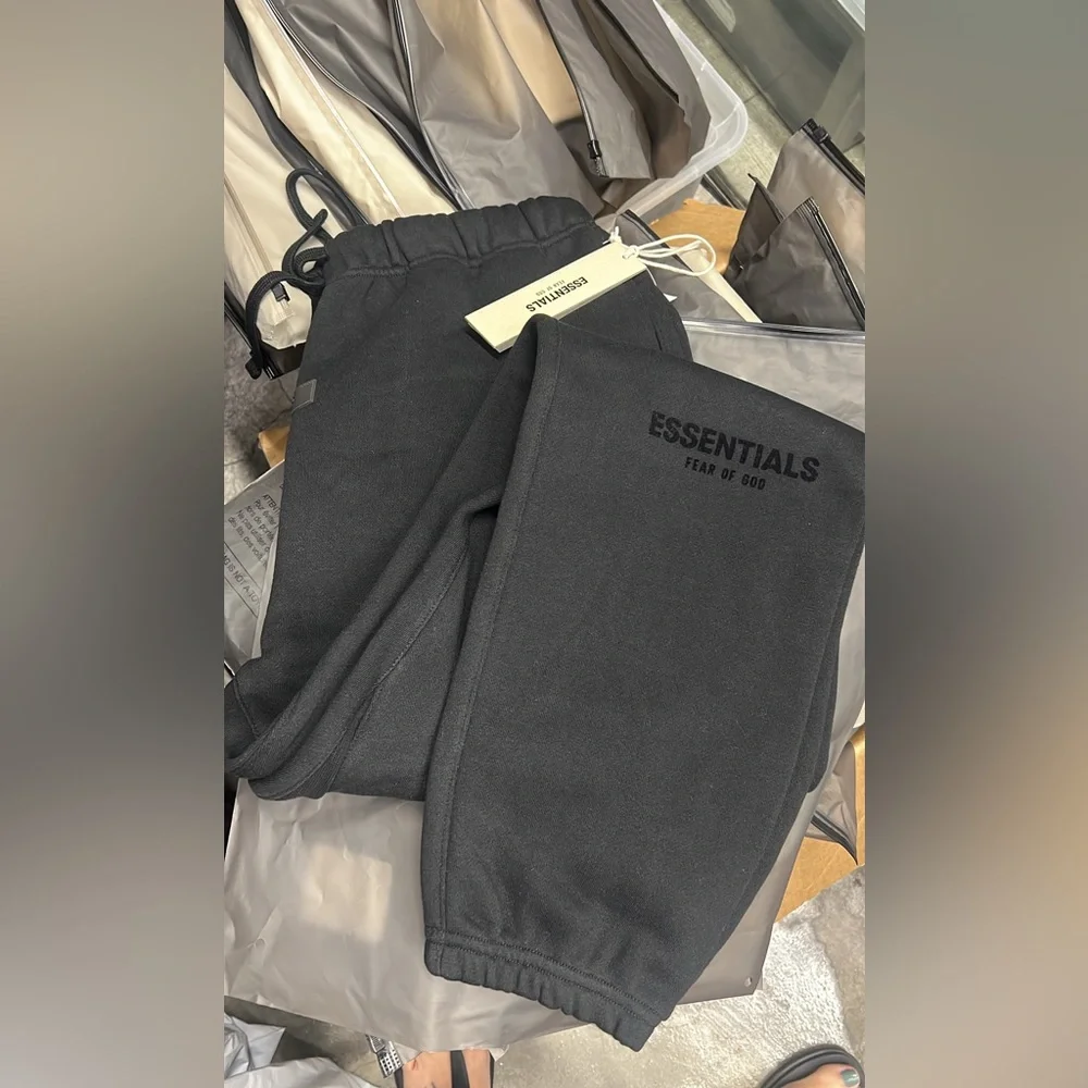 Essentials jogger - Picture 2 of 3